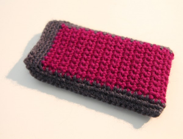 Crochet mobile phone pouch