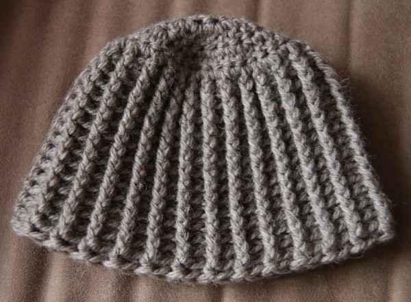 Ribbed round hat in Morris Norway 14ply
