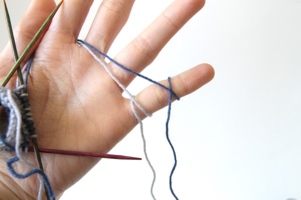 A better way to wrap two yarns around the little finger for good tension