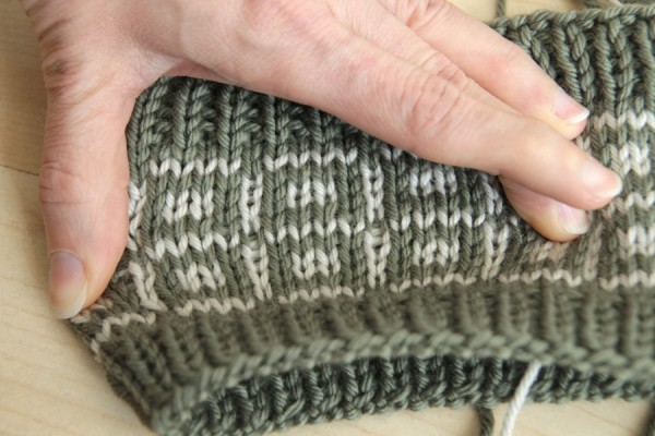 Example of horizontal stretch in stranded knitting