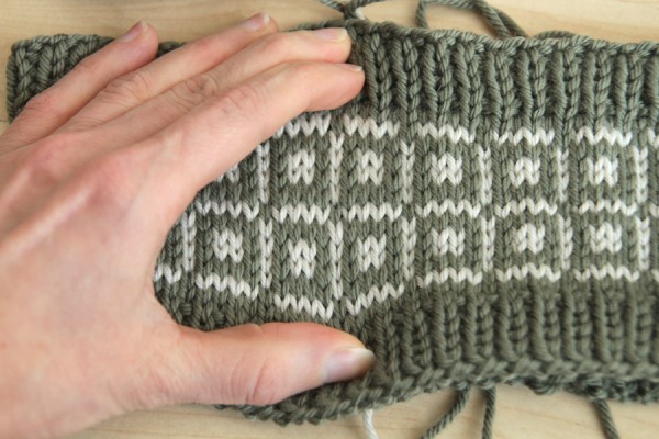 Example of vertical stretch in stranded knitting